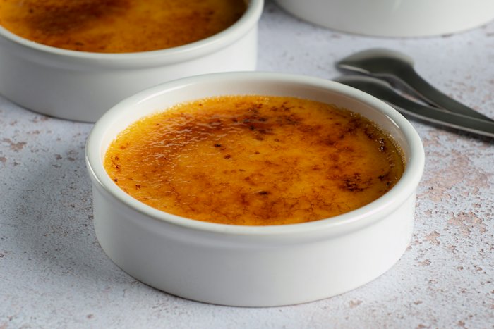 Crème brûlée dans un ramequin (photo d'illustration)