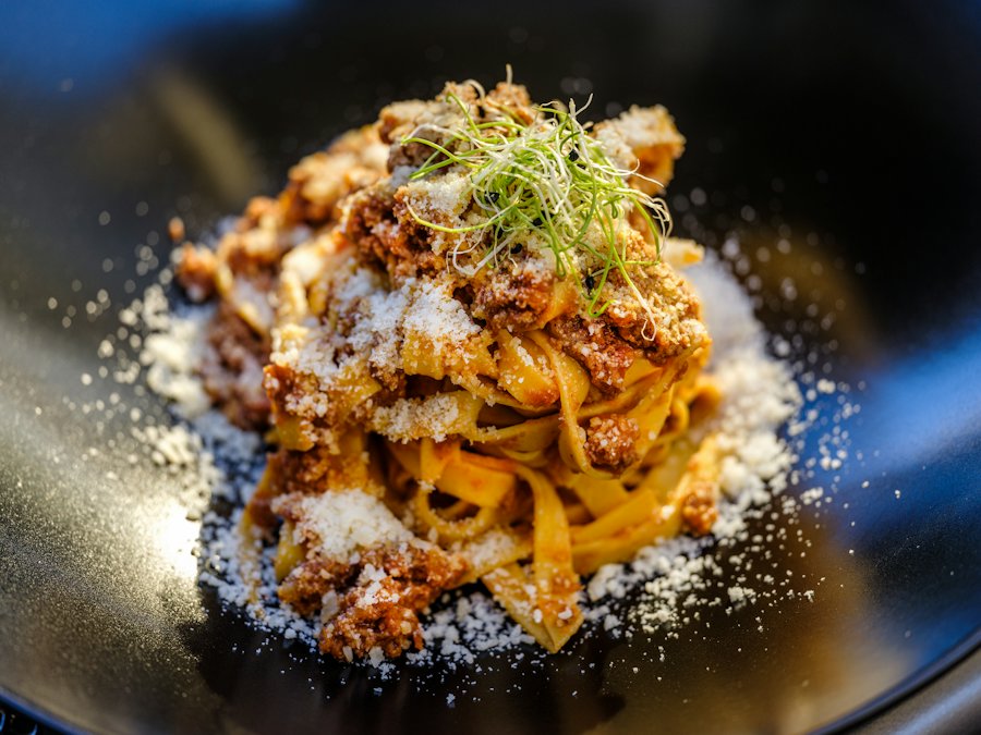 Assiette de tagliatelles fraîches avec sauce et parmesan (photo d'illustration)