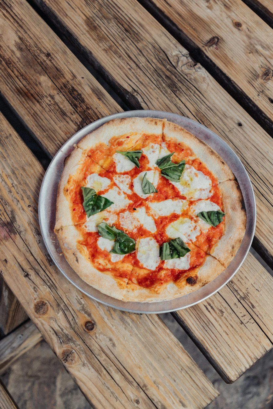 Pizza à la tomate, à la mozzarella et au basilic (photo d'illustration)