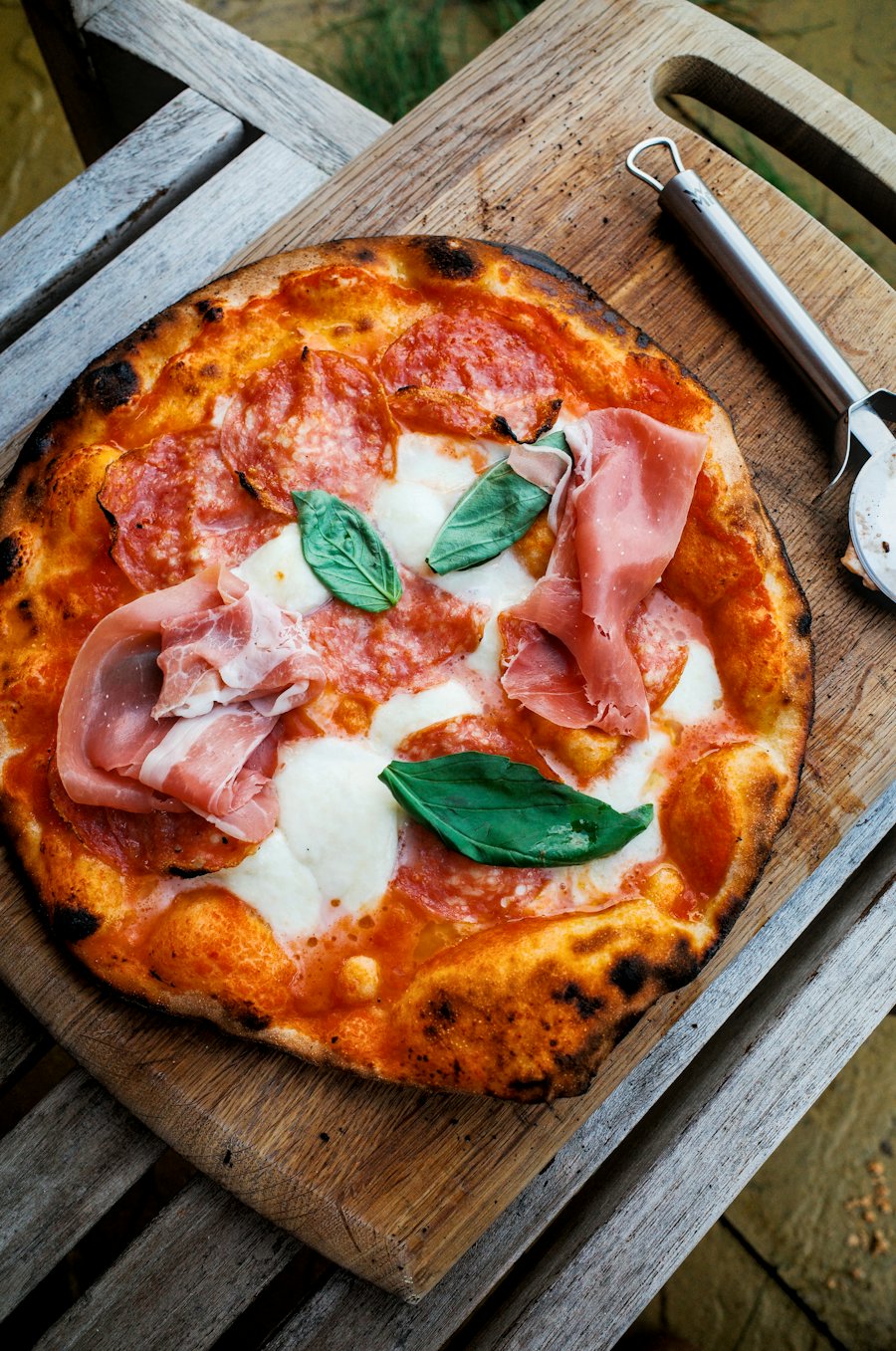 Pizza au jambon cru, à la mozzarella et au basilic (photo d'illustration)
