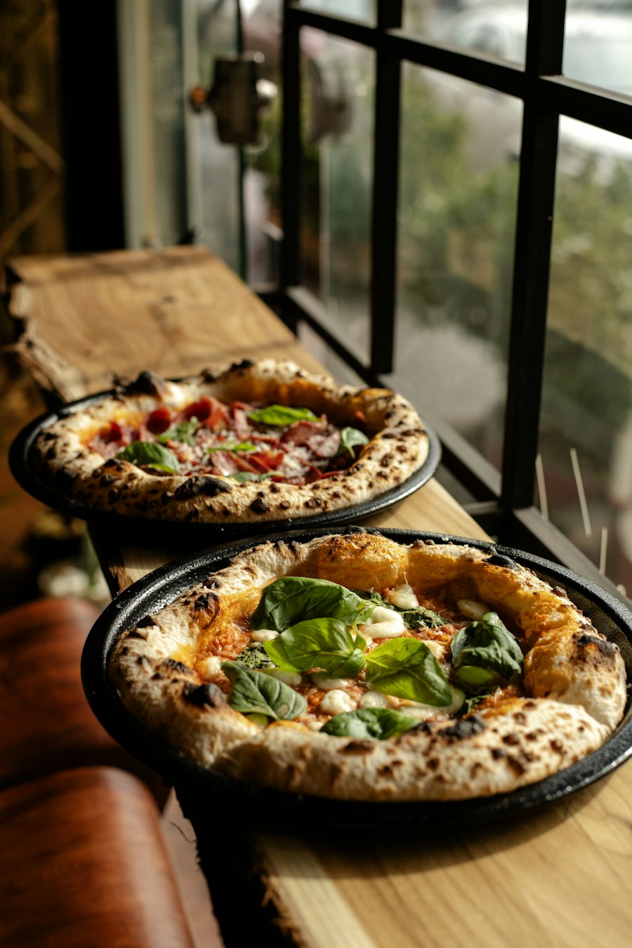 Deux pizzas fraîches au basilic et aux tomates (photo d'illustration)