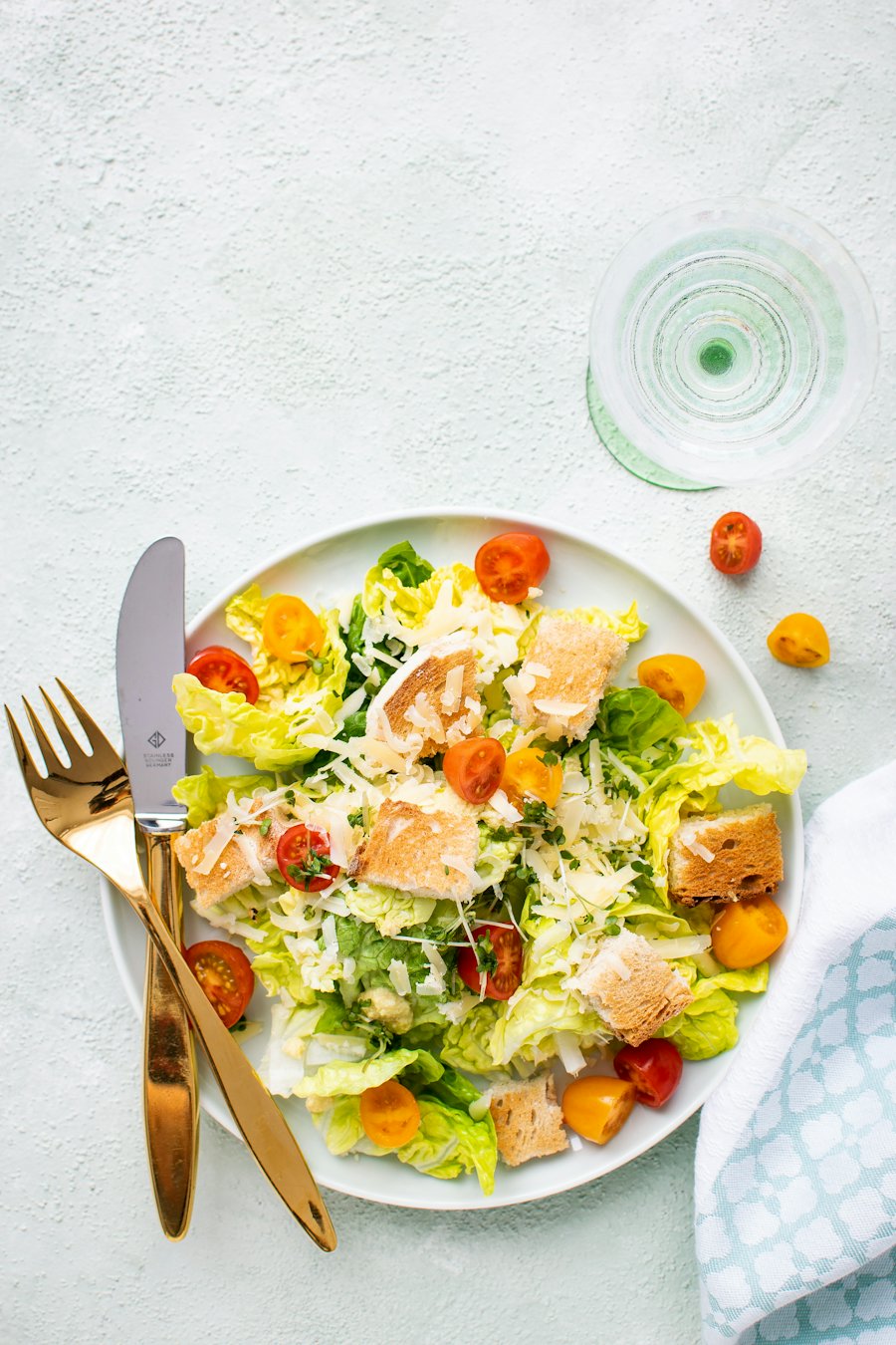 Salade composée avec œuf, tomates et légumes frais (photo d'illustration)