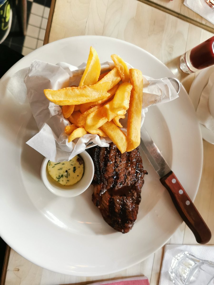 Steak et frites dans une assiette (photo d'illustration)
