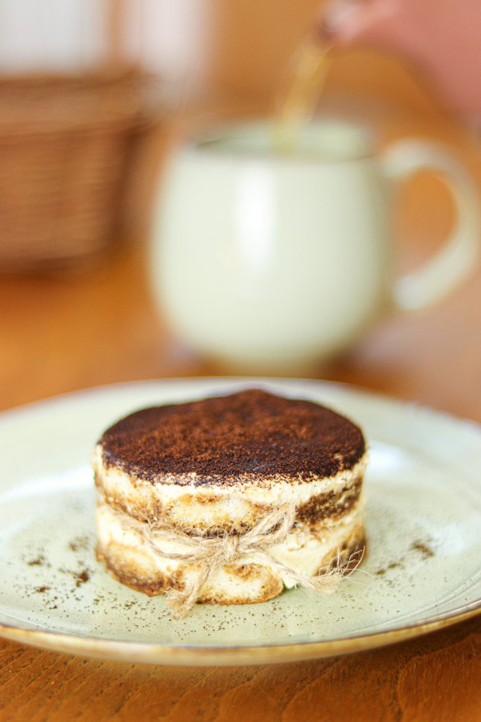Part de tiramisu saupoudrée de cacao (photo d'illustration)